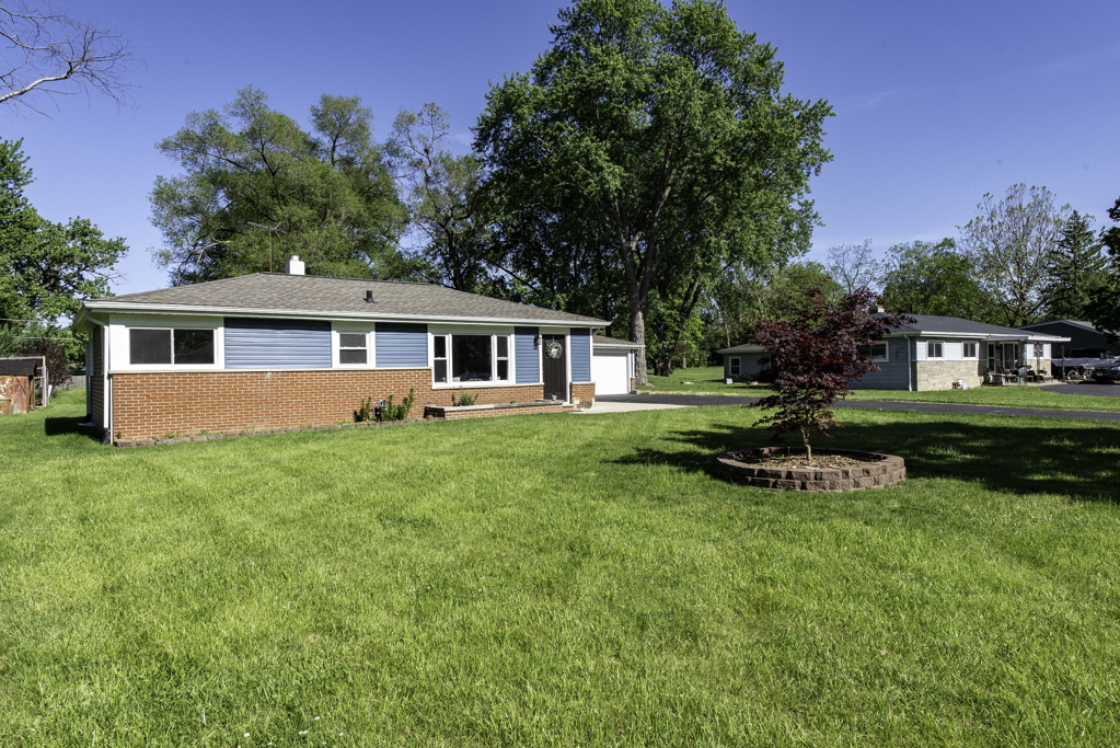 37155 N Shirley Drive, Gurnee, IL 60031