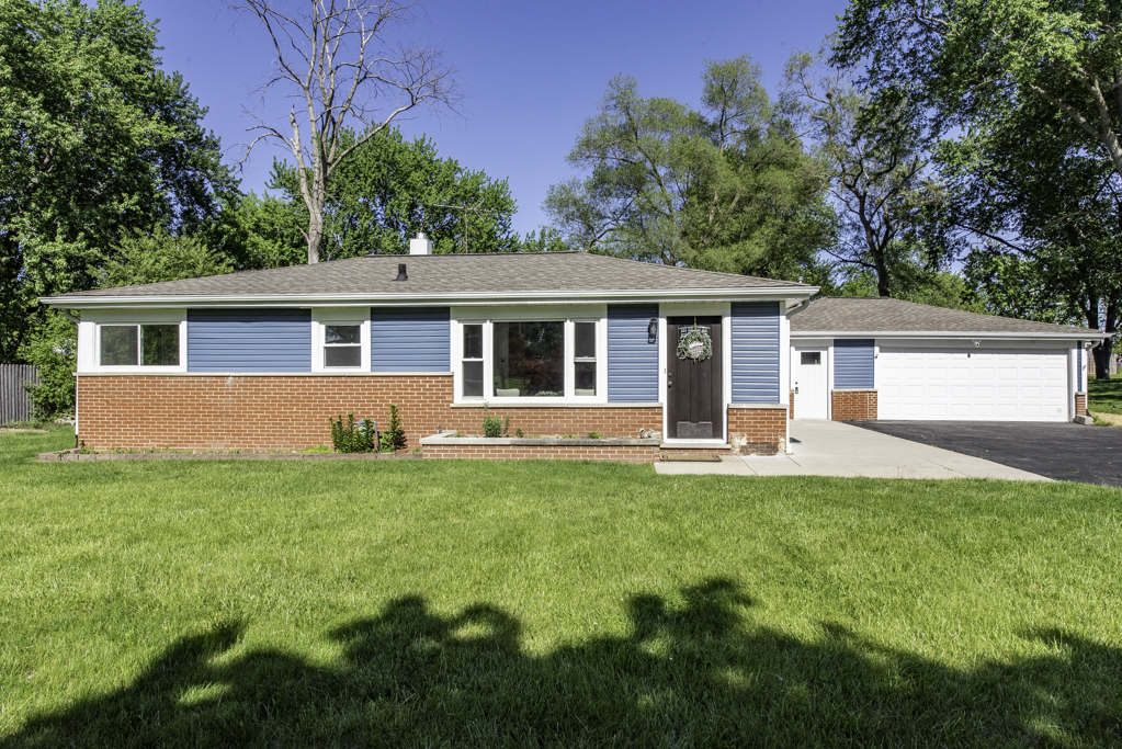 37155 N Shirley Drive, Gurnee, IL 60031