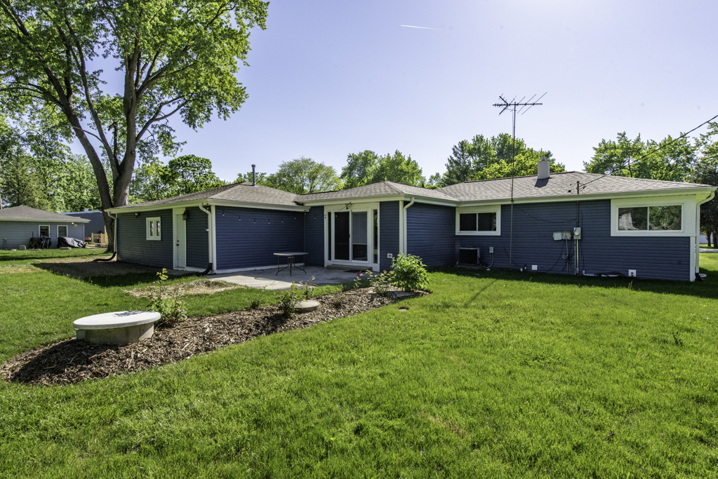 37155 N Shirley Drive, Gurnee, IL 60031