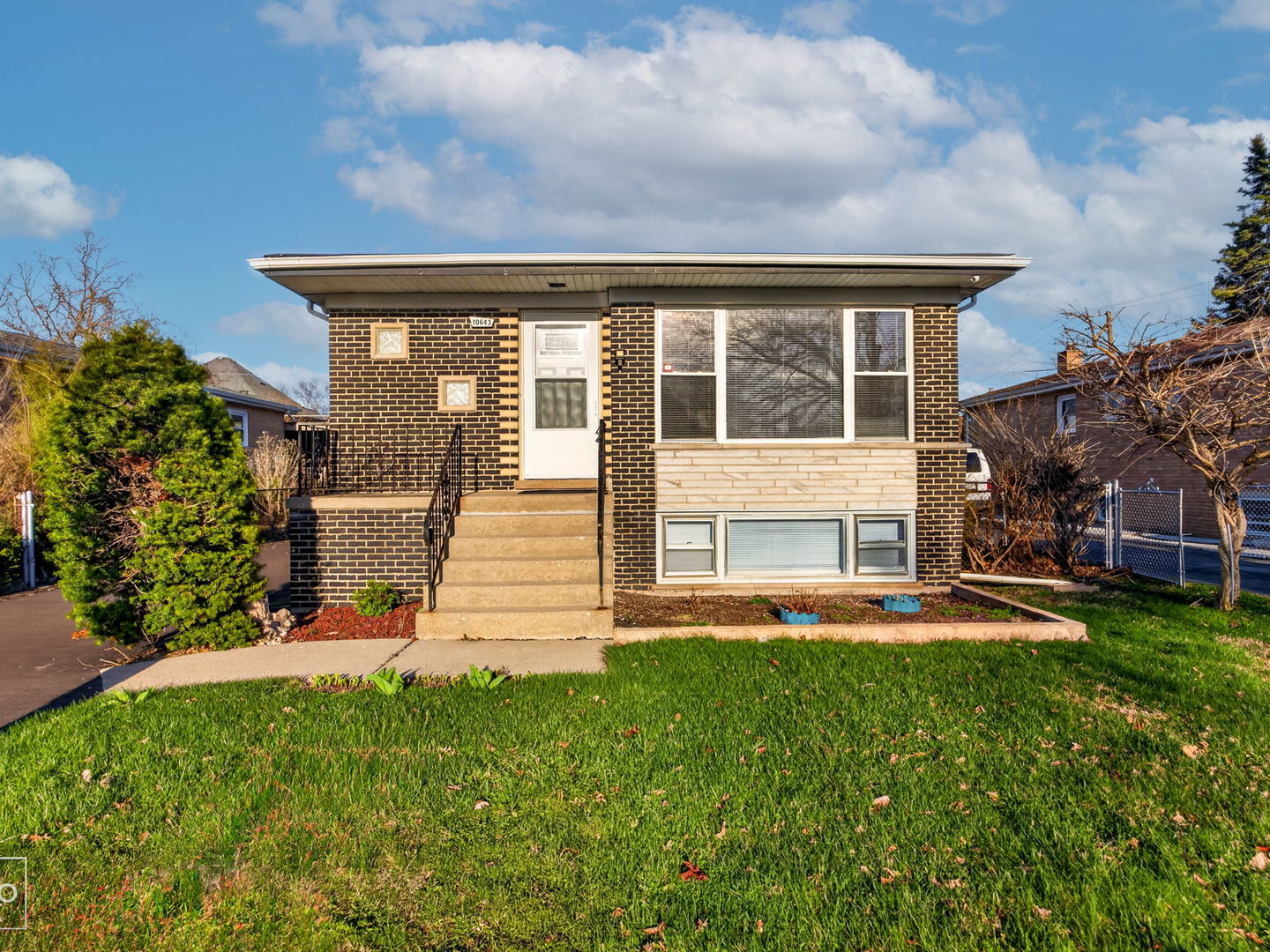 10643 S 83rd Avenue, Palos Hills, IL 60465