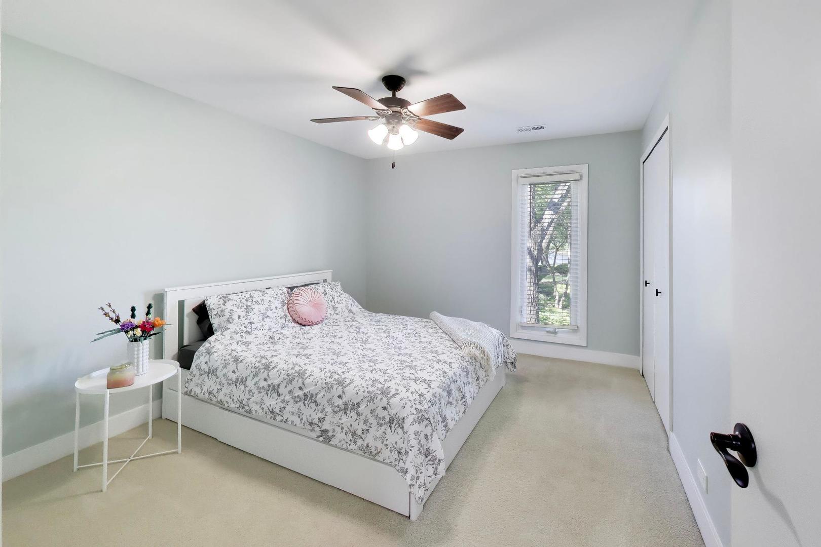 1520 Stonebridge Trail #2-1, Wheaton, IL 60189