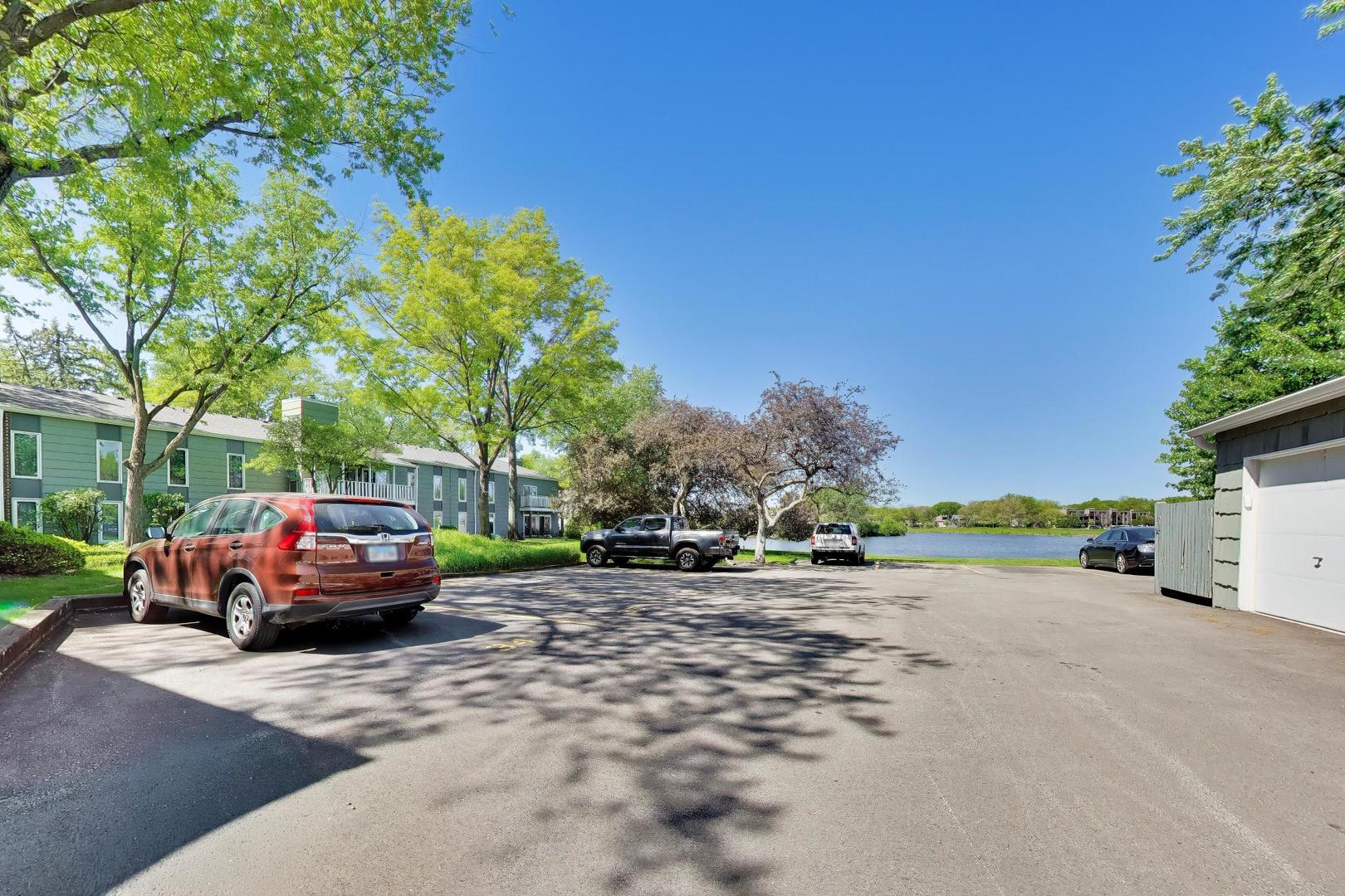 1520 Stonebridge Trail #2-1, Wheaton, IL 60189
