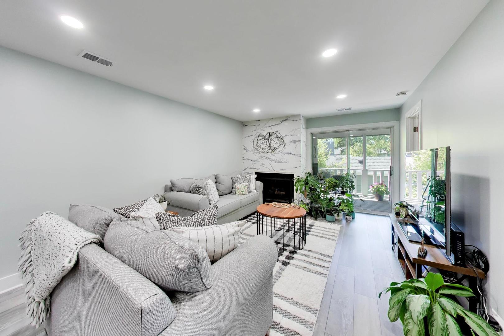 1520 Stonebridge Trail #2-1, Wheaton, IL 60189