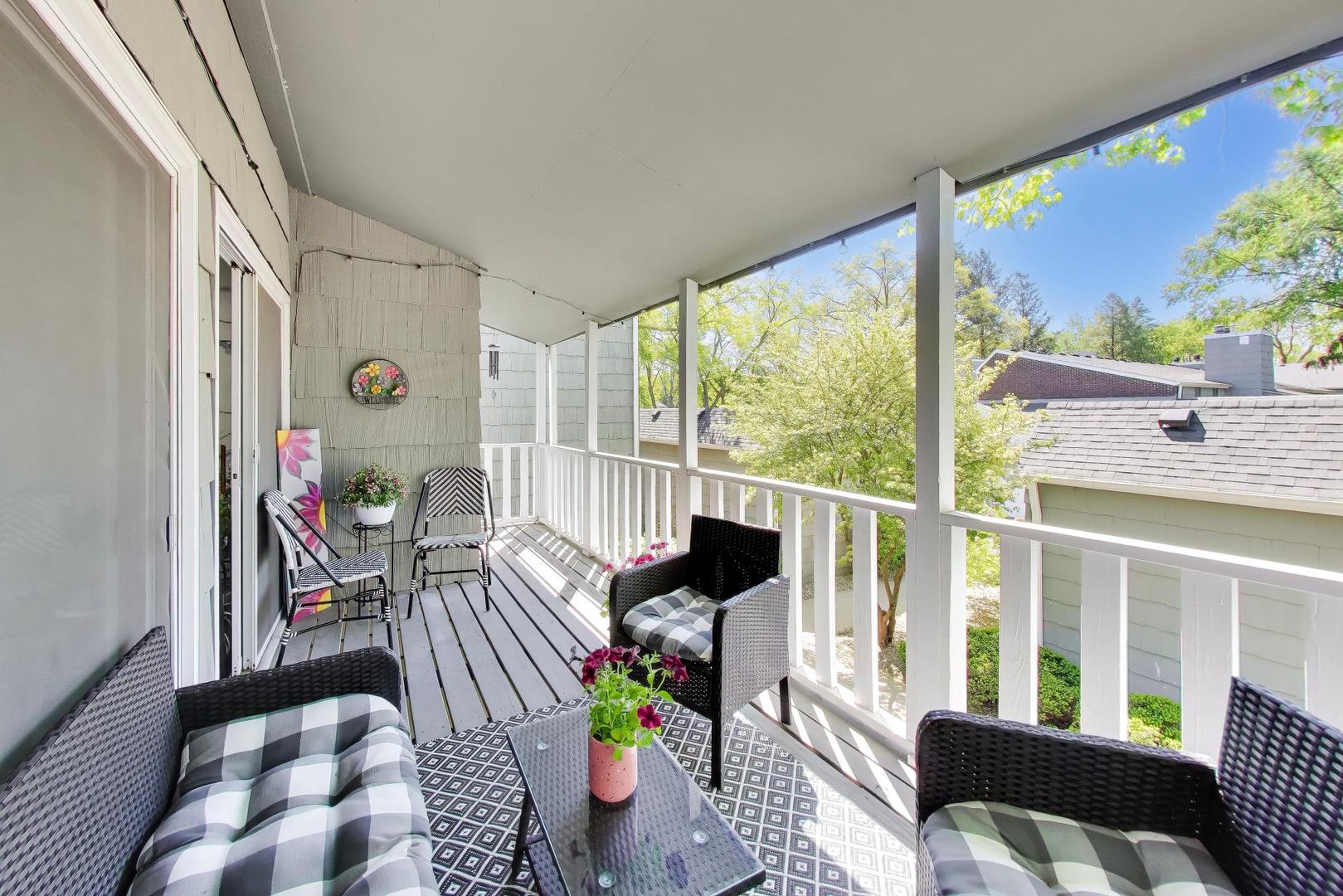 1520 Stonebridge Trail #2-1, Wheaton, IL 60189