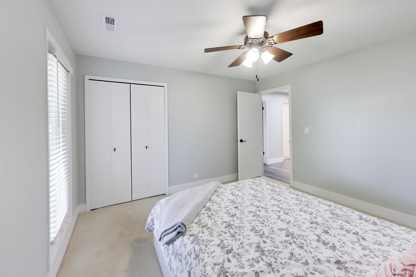 1520 Stonebridge Trail #2-1, Wheaton, IL 60189