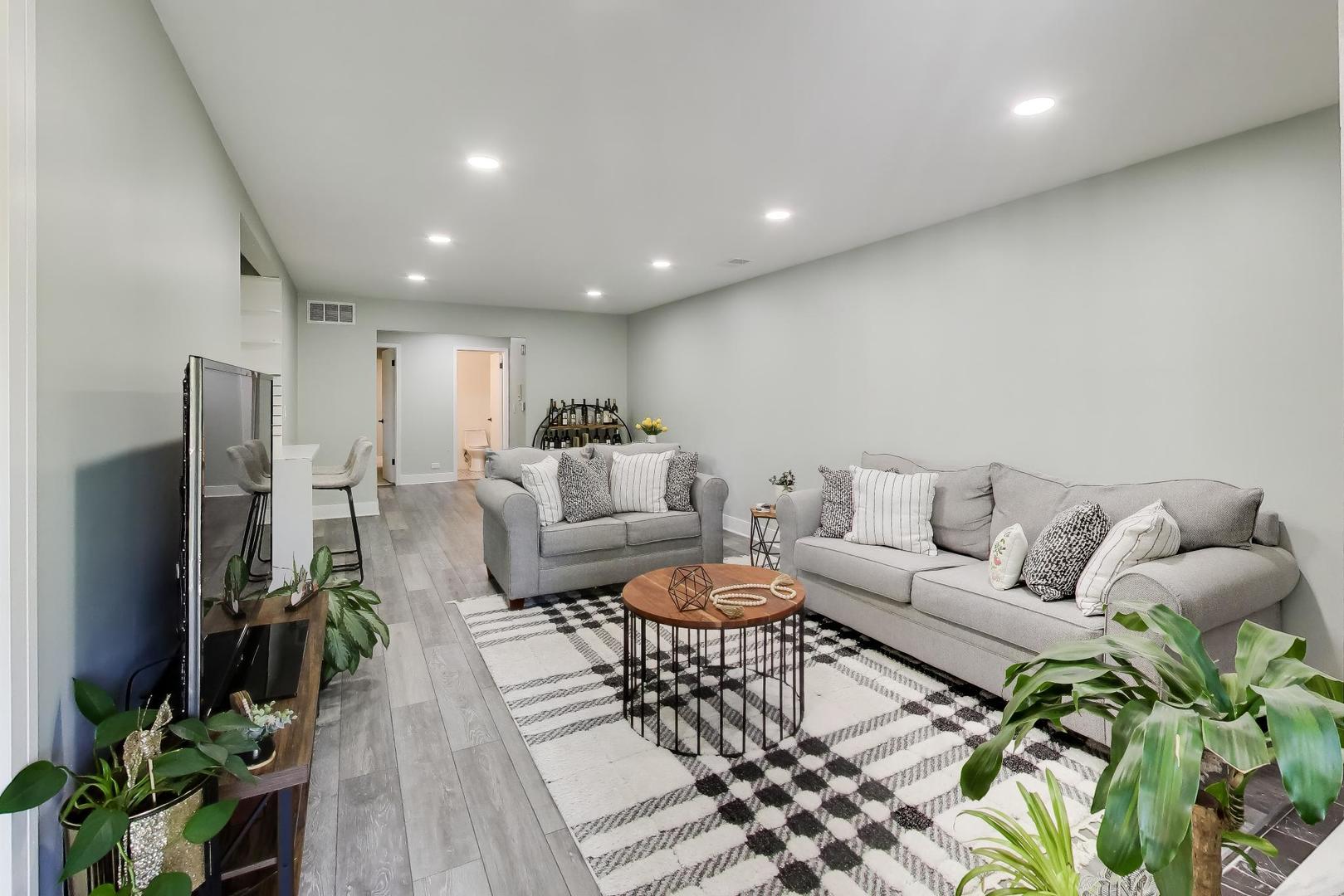 1520 Stonebridge Trail #2-1, Wheaton, IL 60189