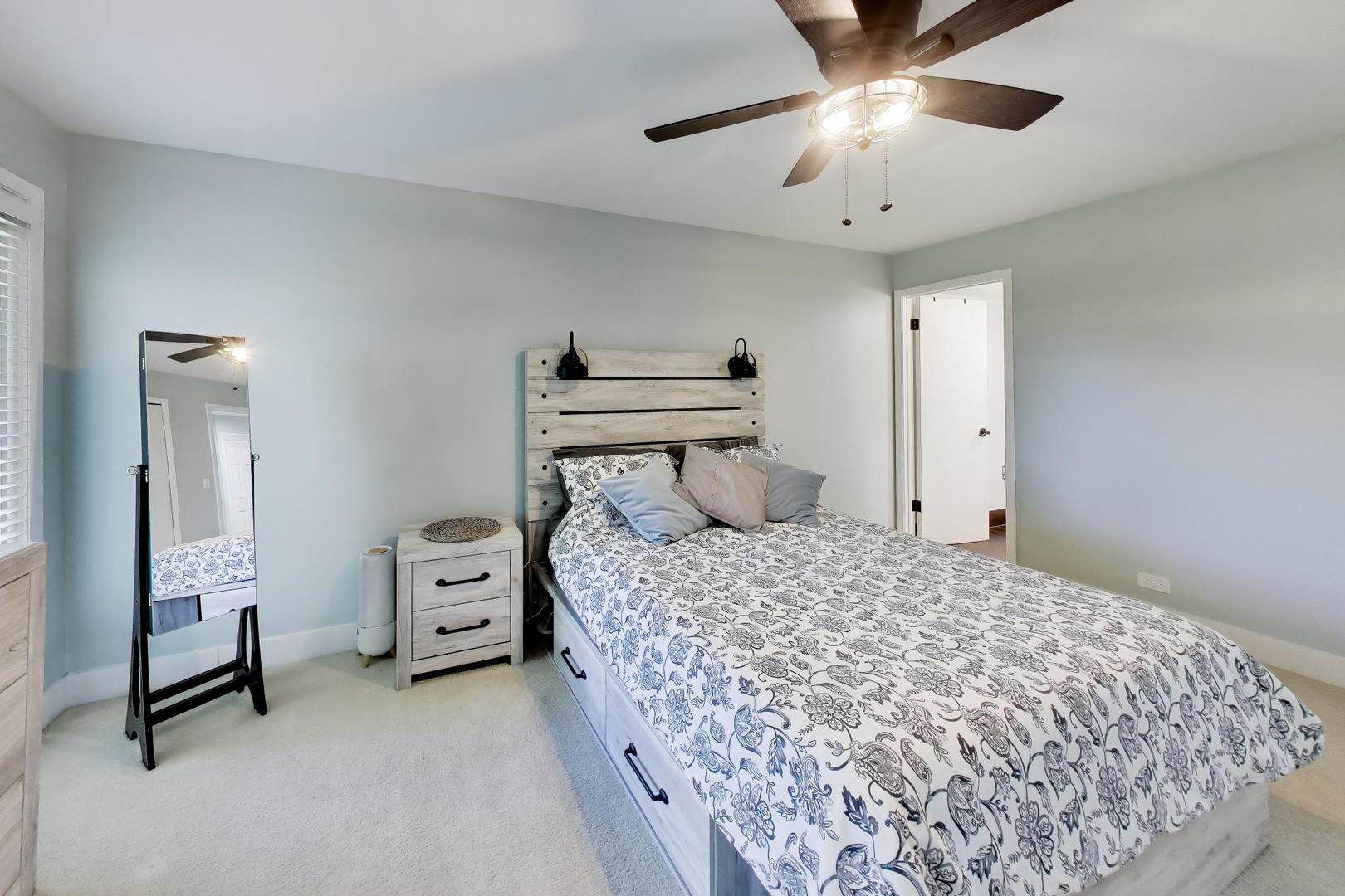 1520 Stonebridge Trail #2-1, Wheaton, IL 60189