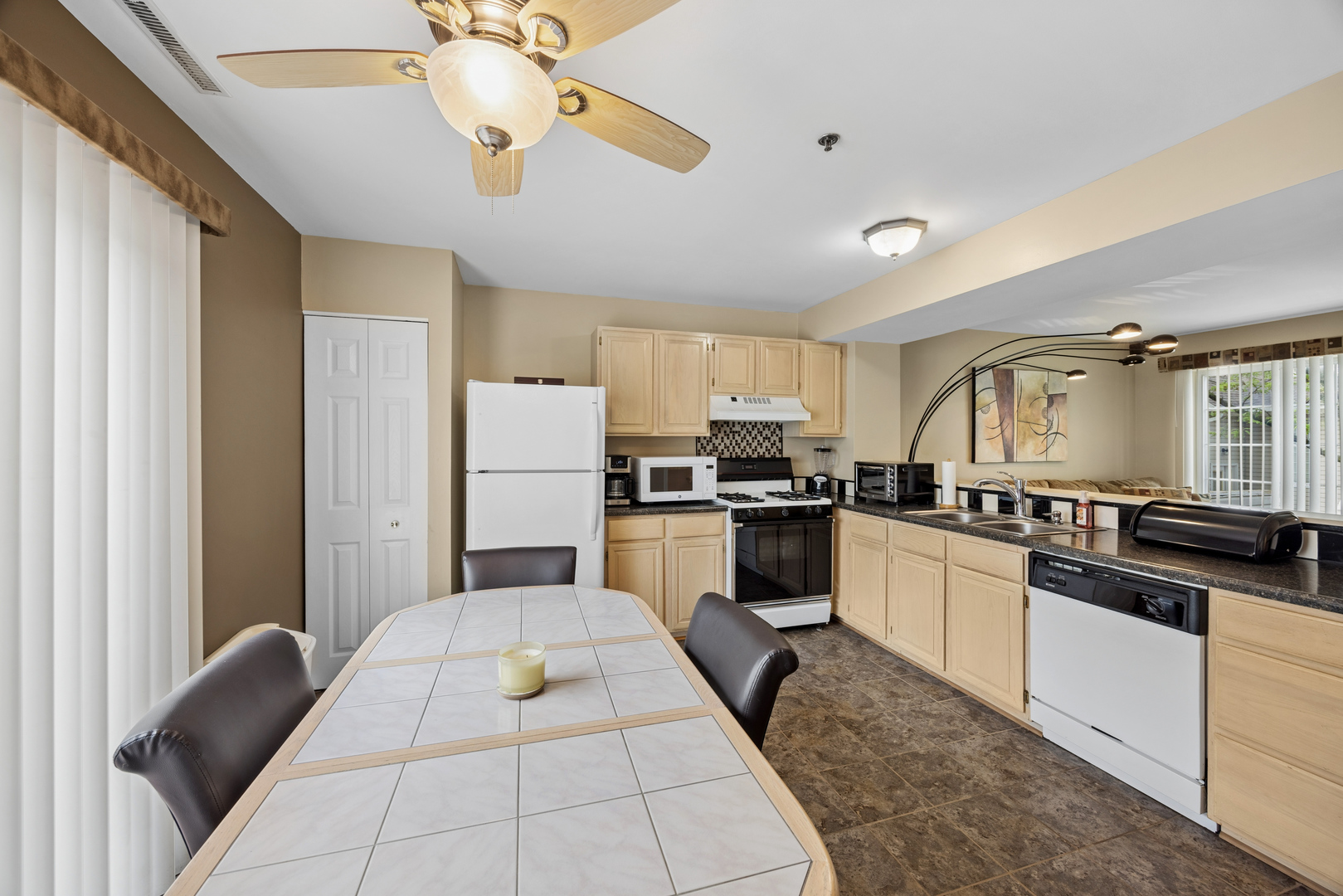 313 Candlelight Court, Bolingbrook, IL 60440