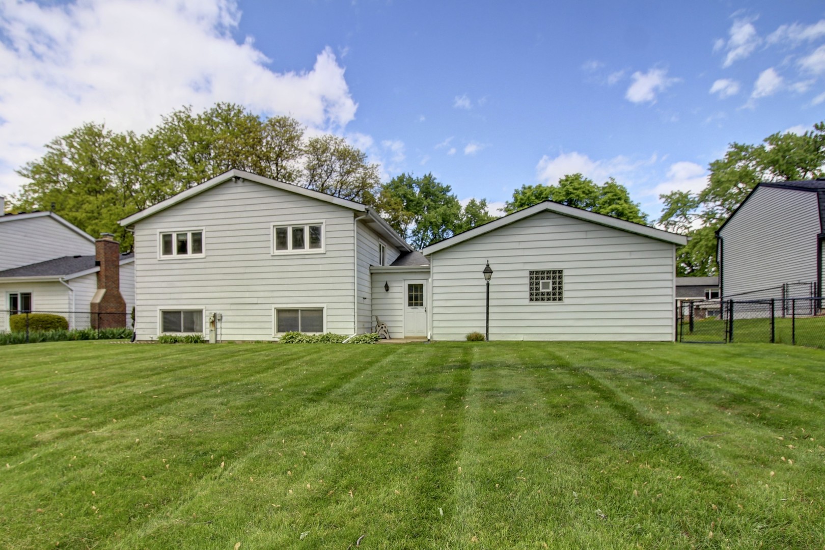 2266 Durham Drive, Wheaton, IL 60189