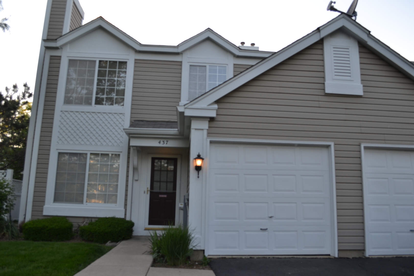 437 Valley Forge Court #2, Aurora, IL 60504