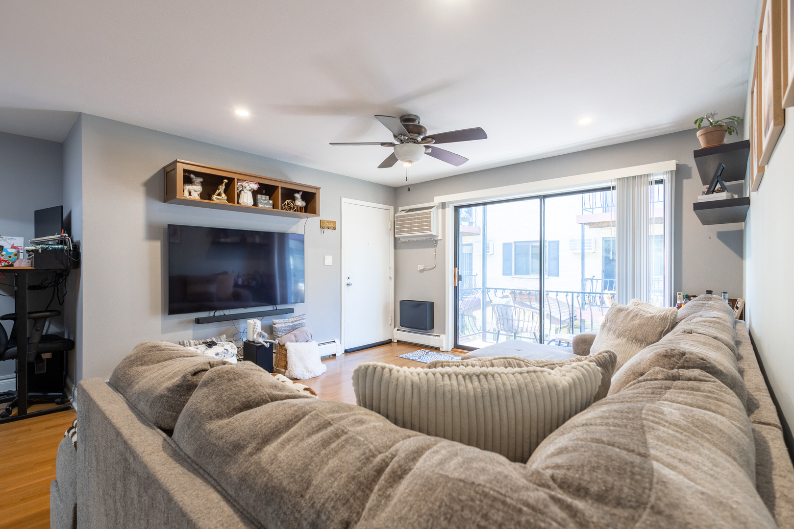 5155 N East River Road #215E, Chicago, IL 60656