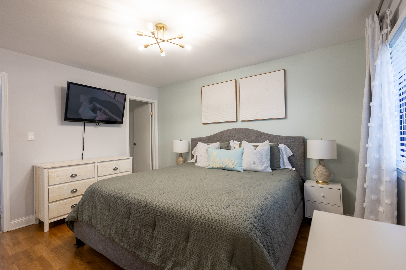 5155 N East River Road #215E, Chicago, IL 60656