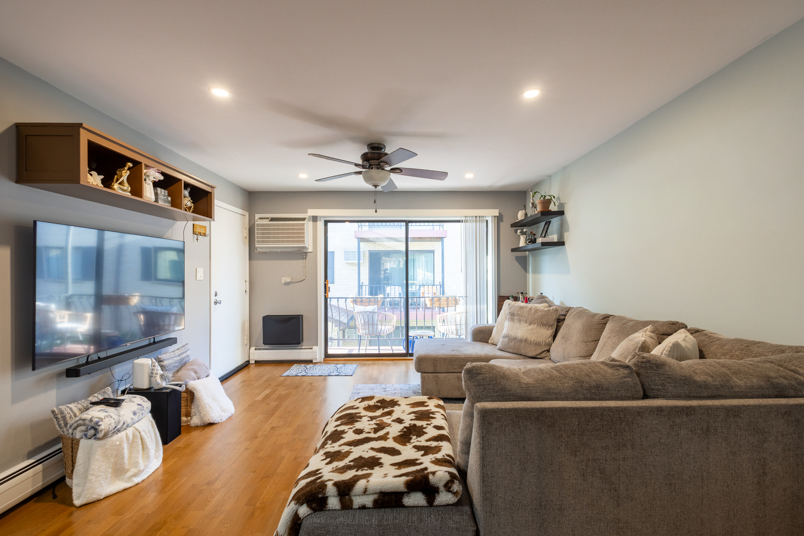 5155 N East River Road #215E, Chicago, IL 60656