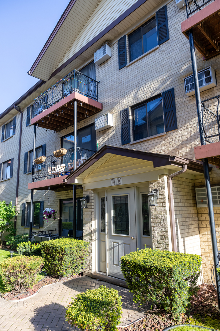 5155 N East River Road #215E, Chicago, IL 60656