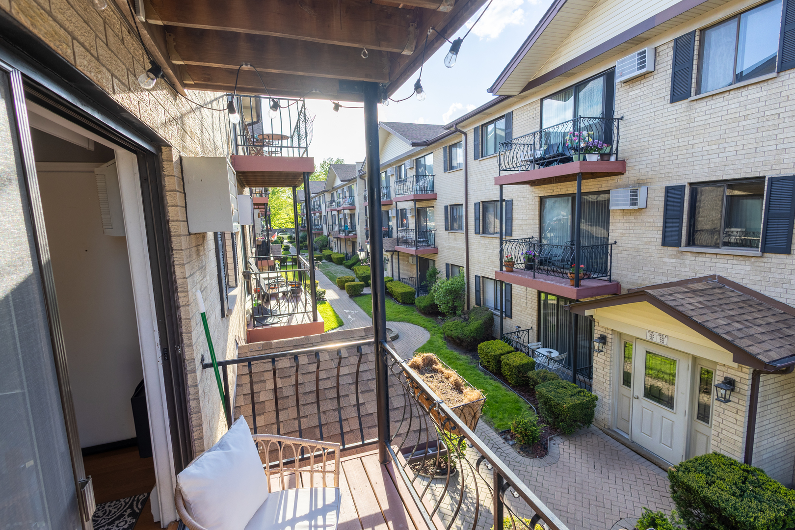 5155 N East River Road #215E, Chicago, IL 60656