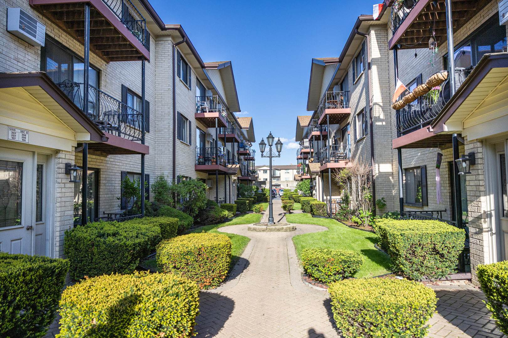 5155 N East River Road #215E, Chicago, IL 60656