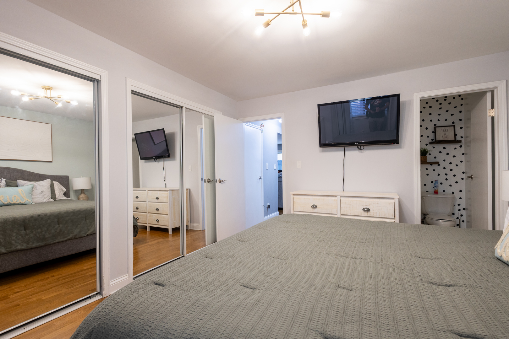 5155 N East River Road #215E, Chicago, IL 60656