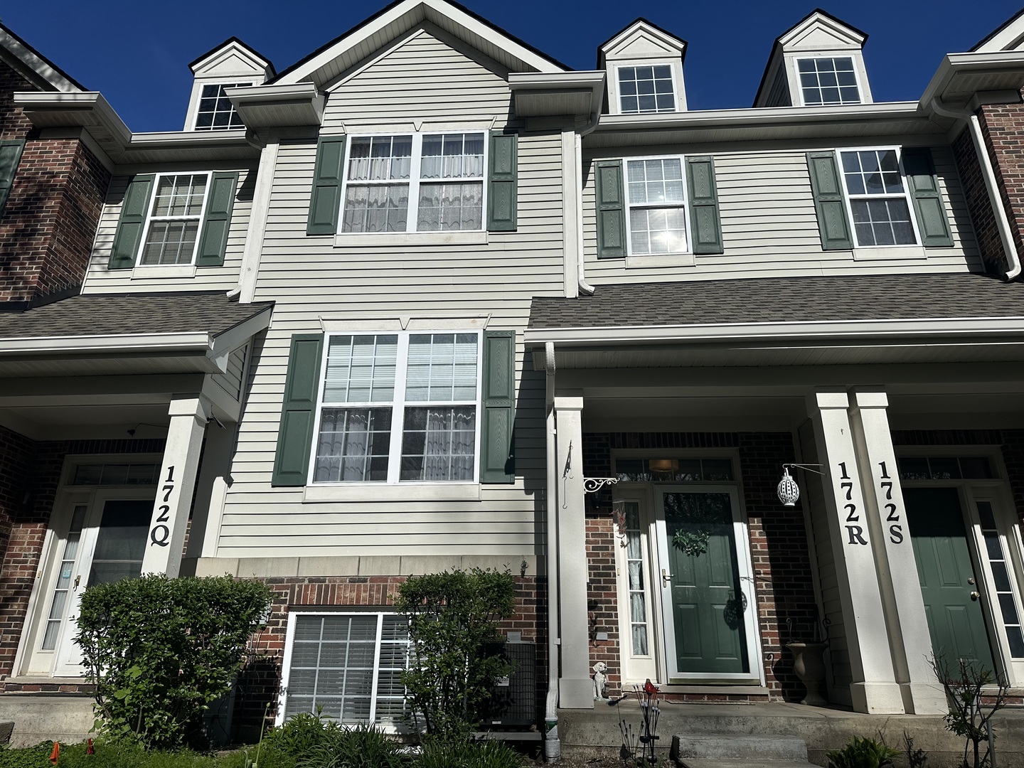 172 N East River Road #R, Des Plaines, IL 60016