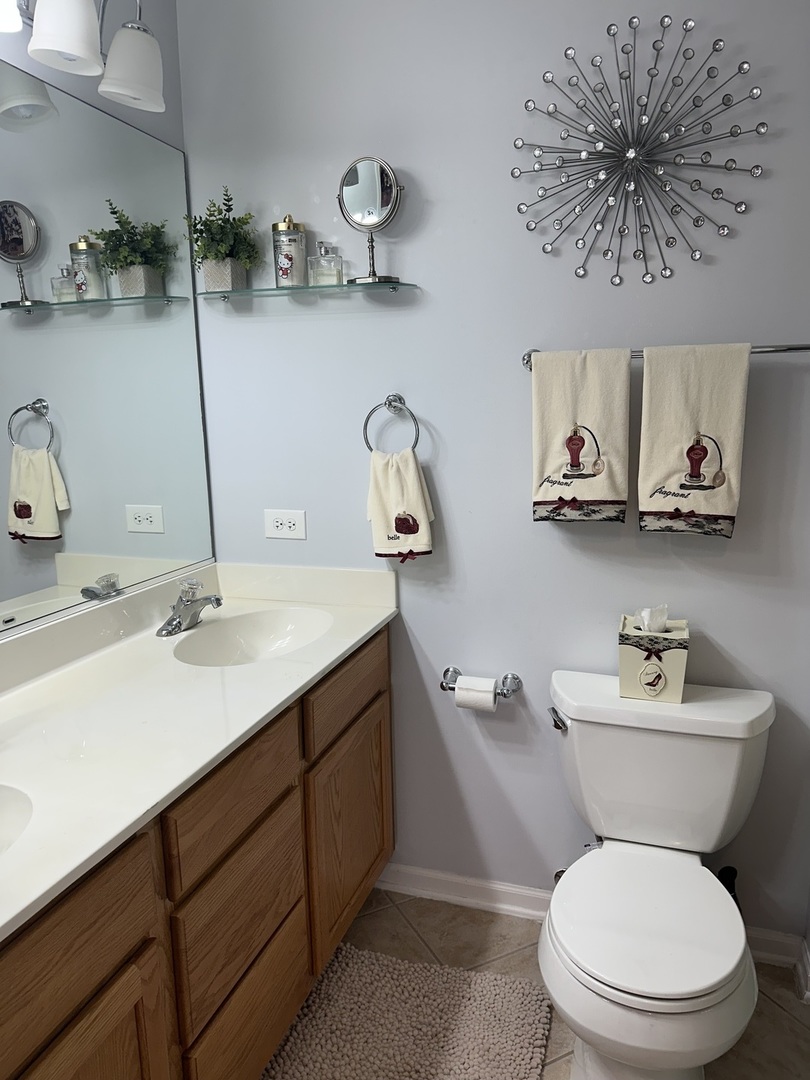 172 N East River Road #R, Des Plaines, IL 60016
