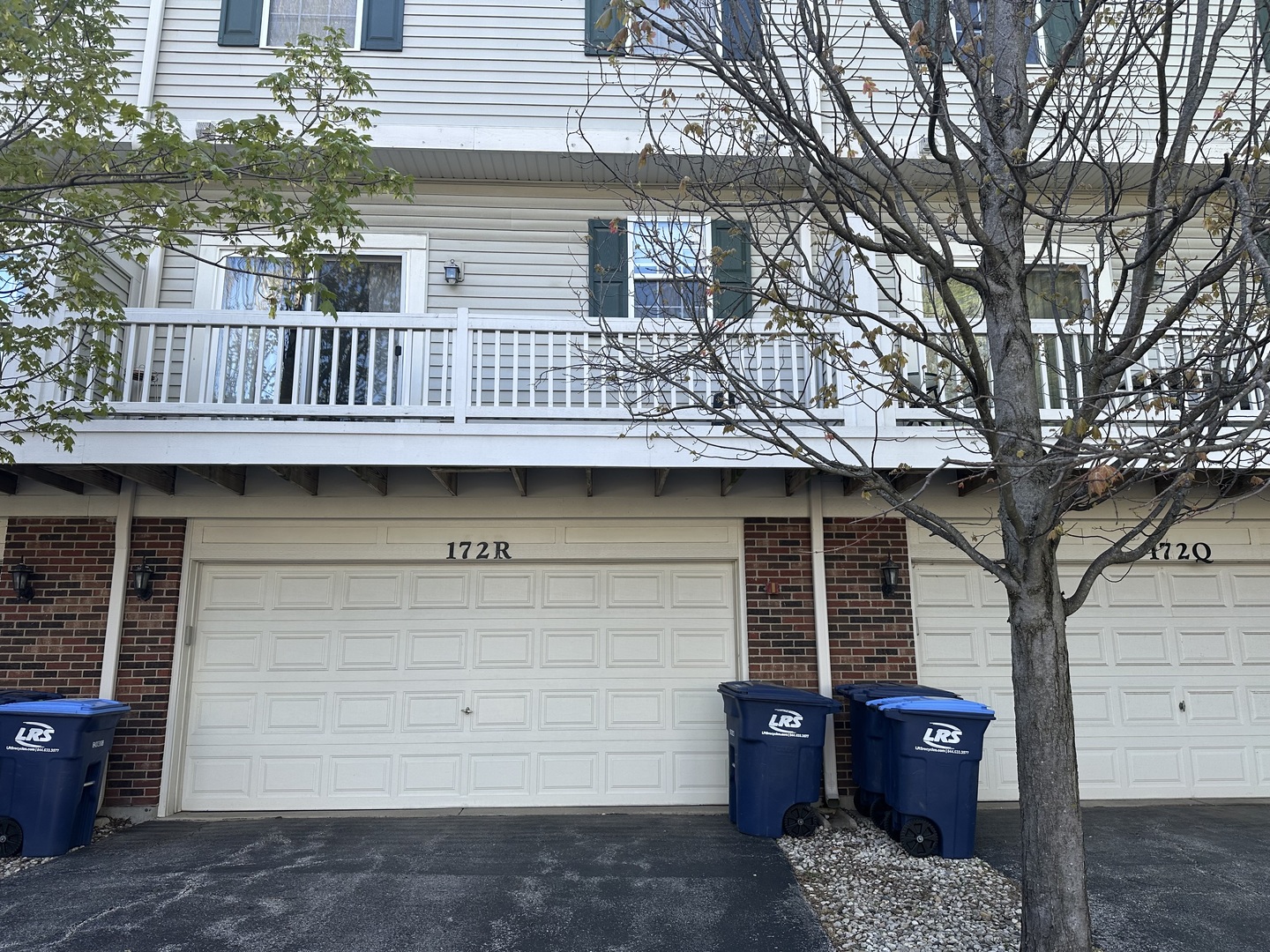 172 N East River Road #R, Des Plaines, IL 60016