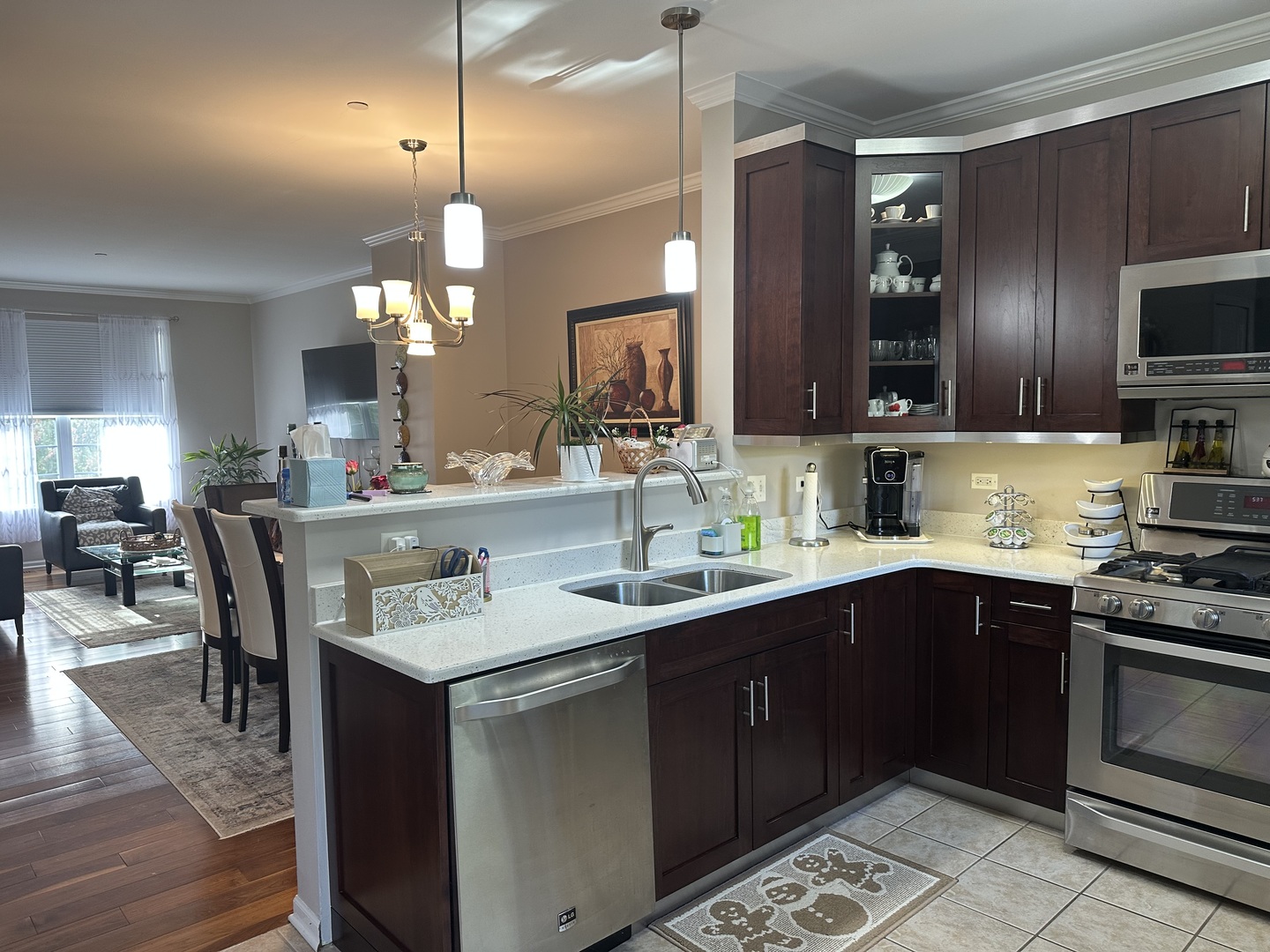 172 N East River Road #R, Des Plaines, IL 60016