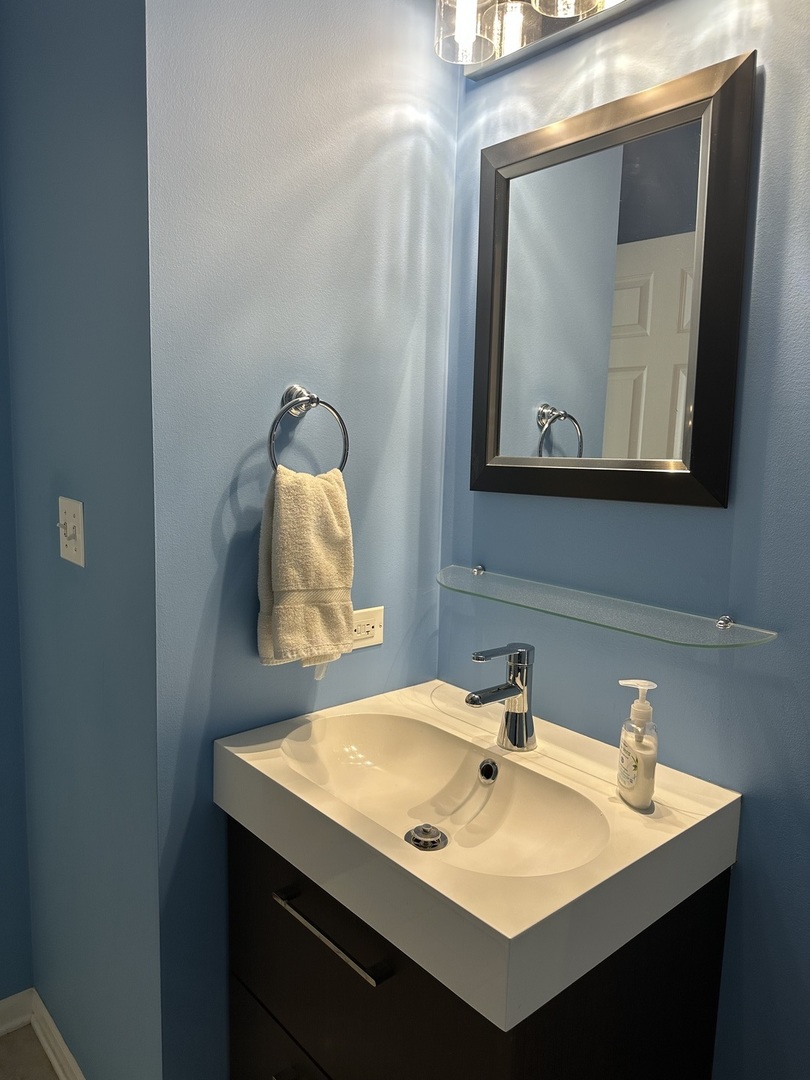 172 N East River Road #R, Des Plaines, IL 60016
