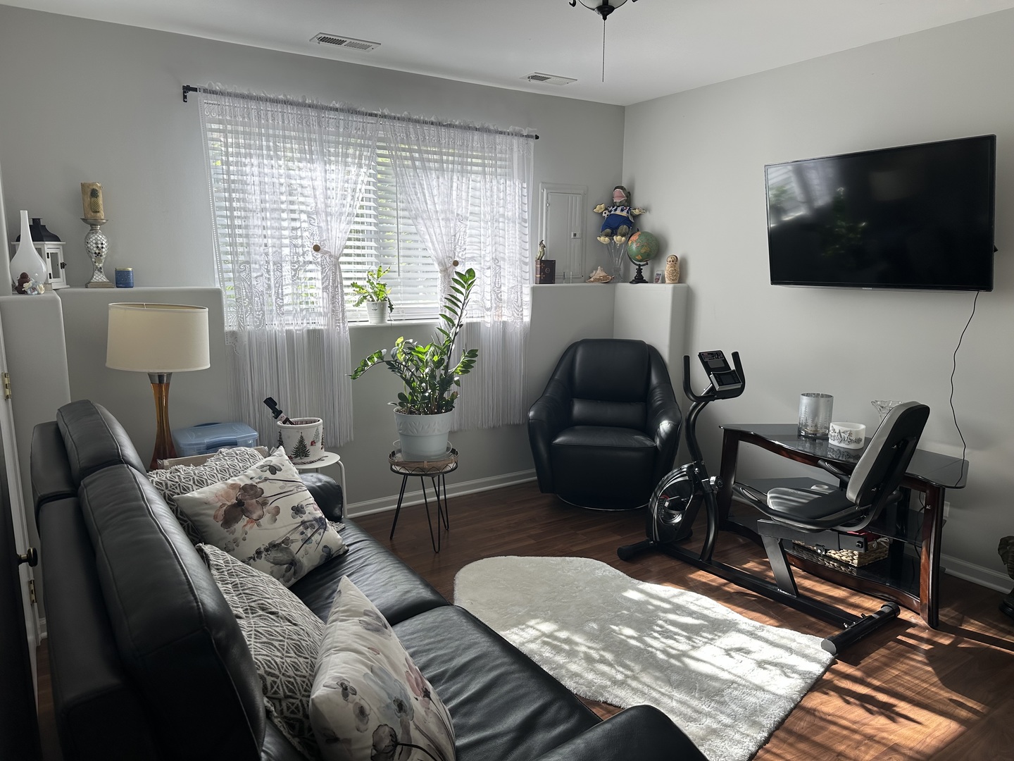 172 N East River Road #R, Des Plaines, IL 60016