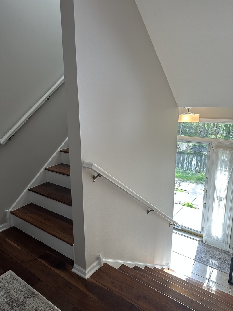172 N East River Road #R, Des Plaines, IL 60016