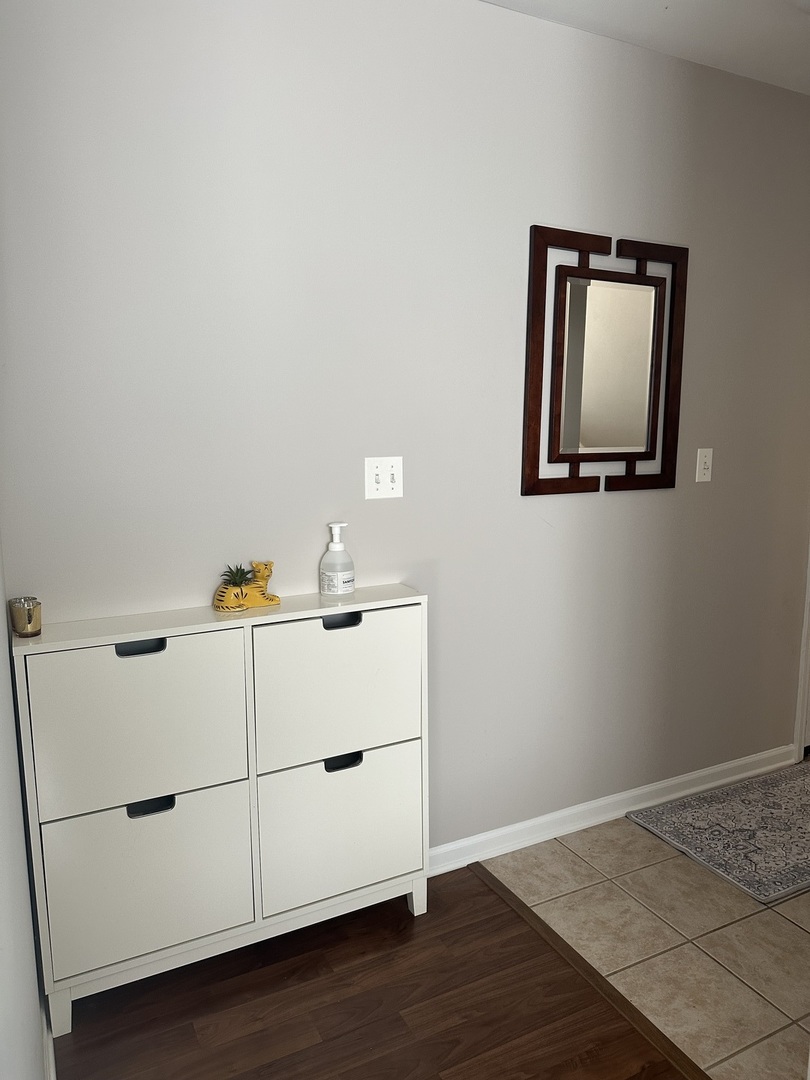 172 N East River Road #R, Des Plaines, IL 60016