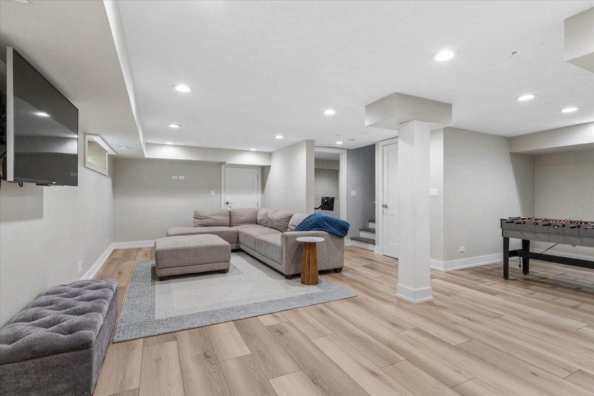 5941 N Knox Avenue, Chicago, IL 60646