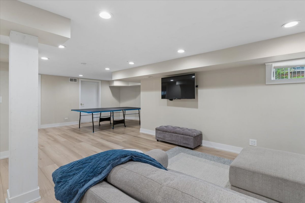 5941 N Knox Avenue, Chicago, IL 60646