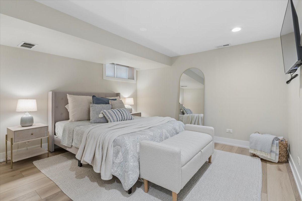 5941 N Knox Avenue, Chicago, IL 60646