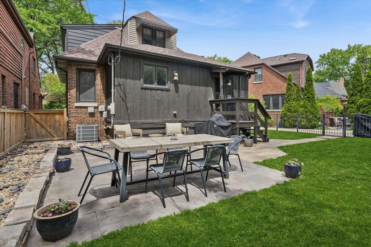 5941 N Knox Avenue, Chicago, IL 60646