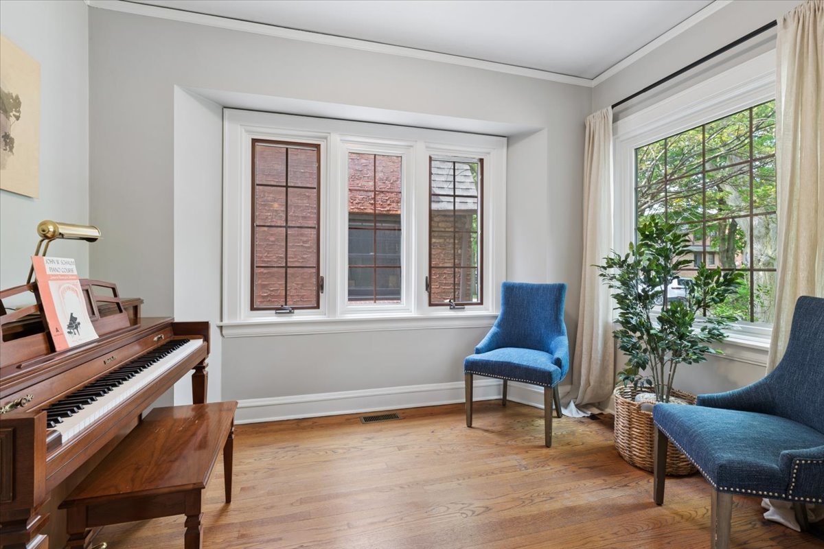 5941 N Knox Avenue, Chicago, IL 60646
