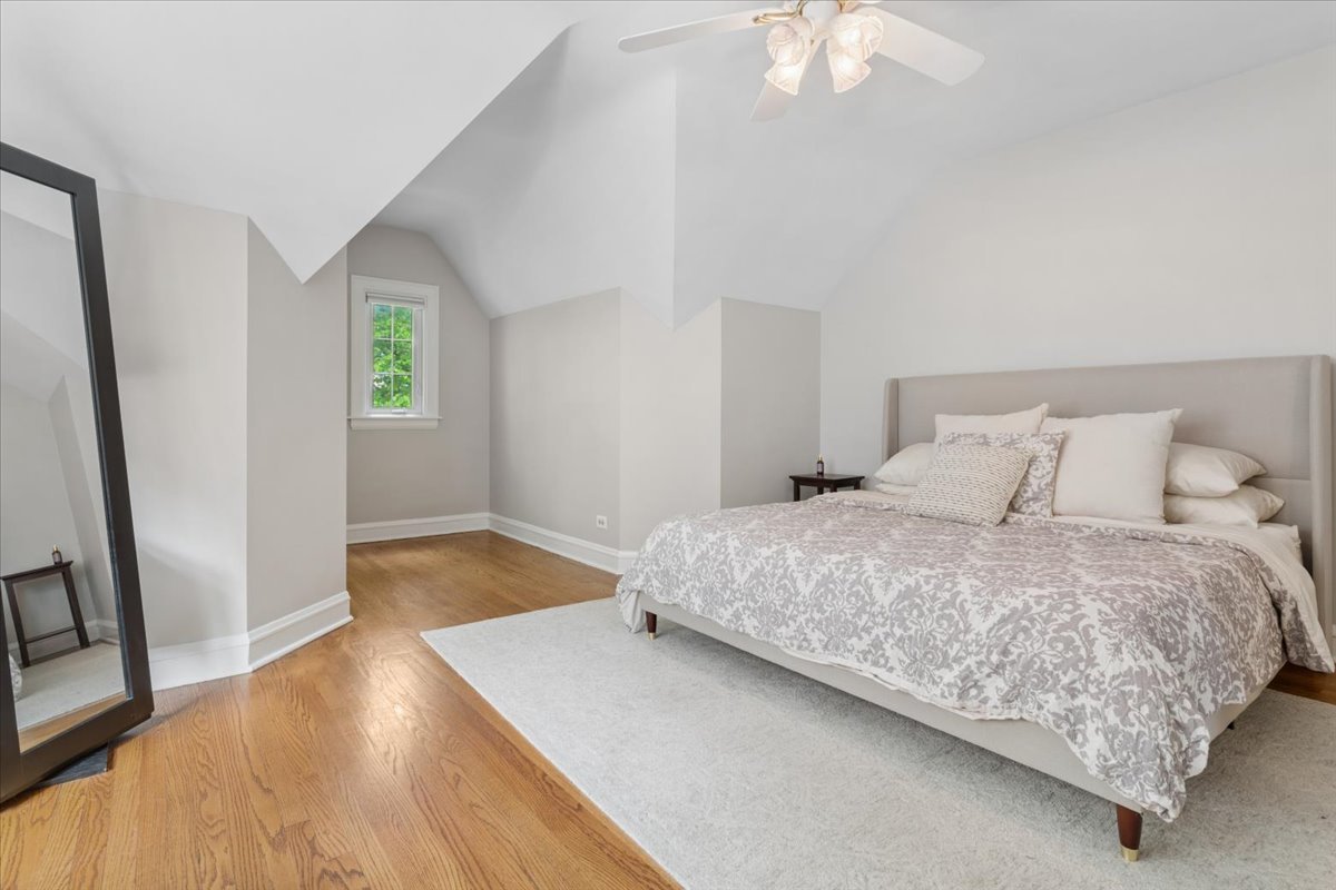 5941 N Knox Avenue, Chicago, IL 60646