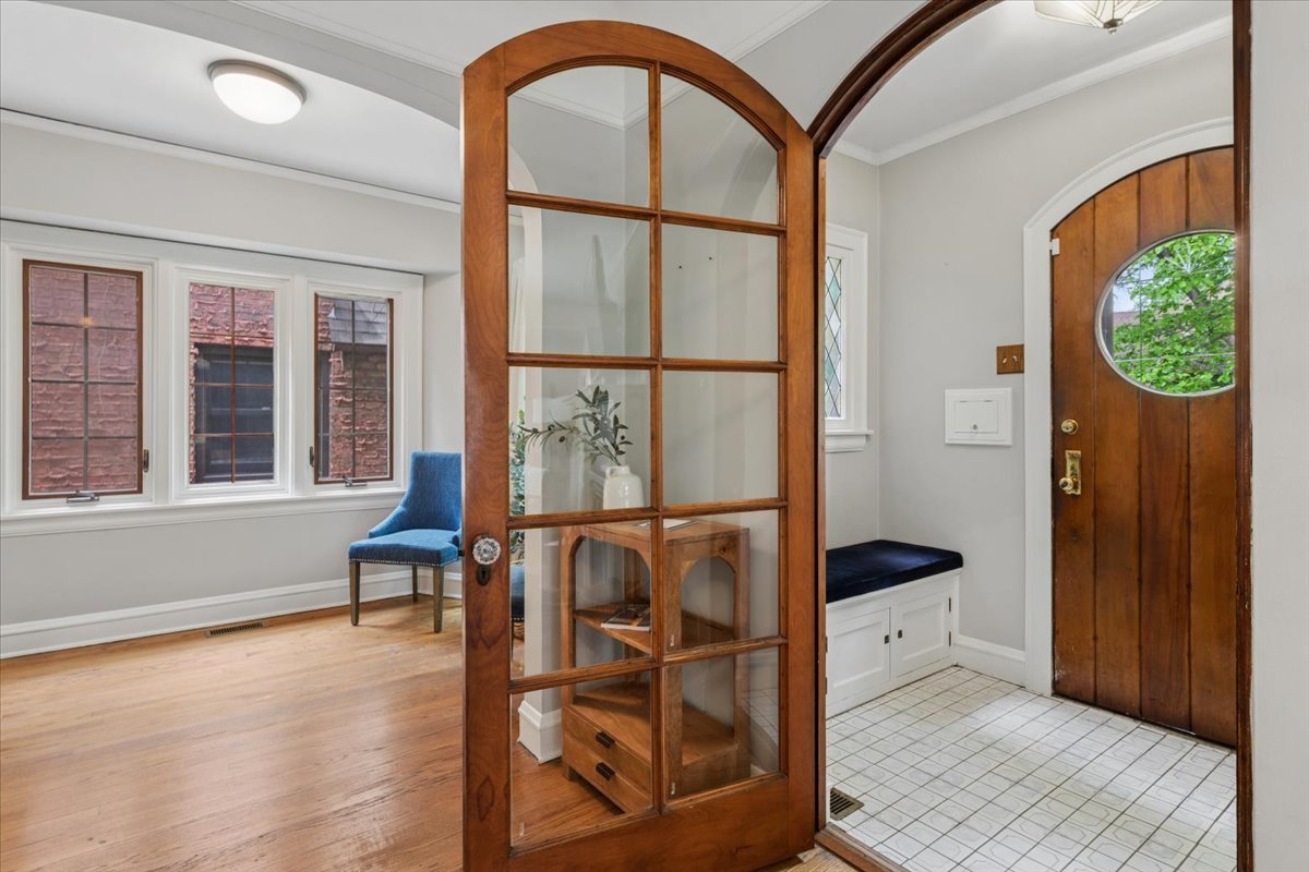 5941 N Knox Avenue, Chicago, IL 60646