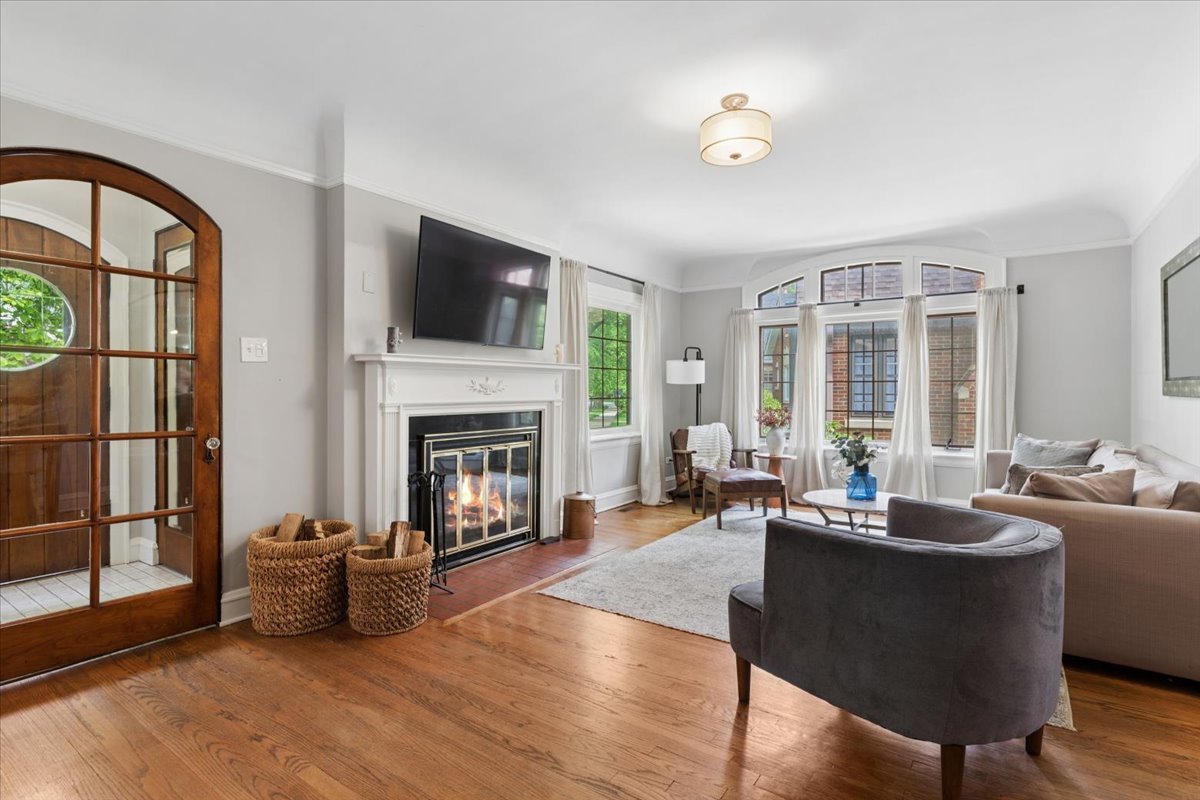5941 N Knox Avenue, Chicago, IL 60646