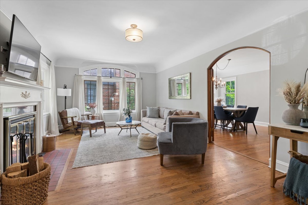 5941 N Knox Avenue, Chicago, IL 60646