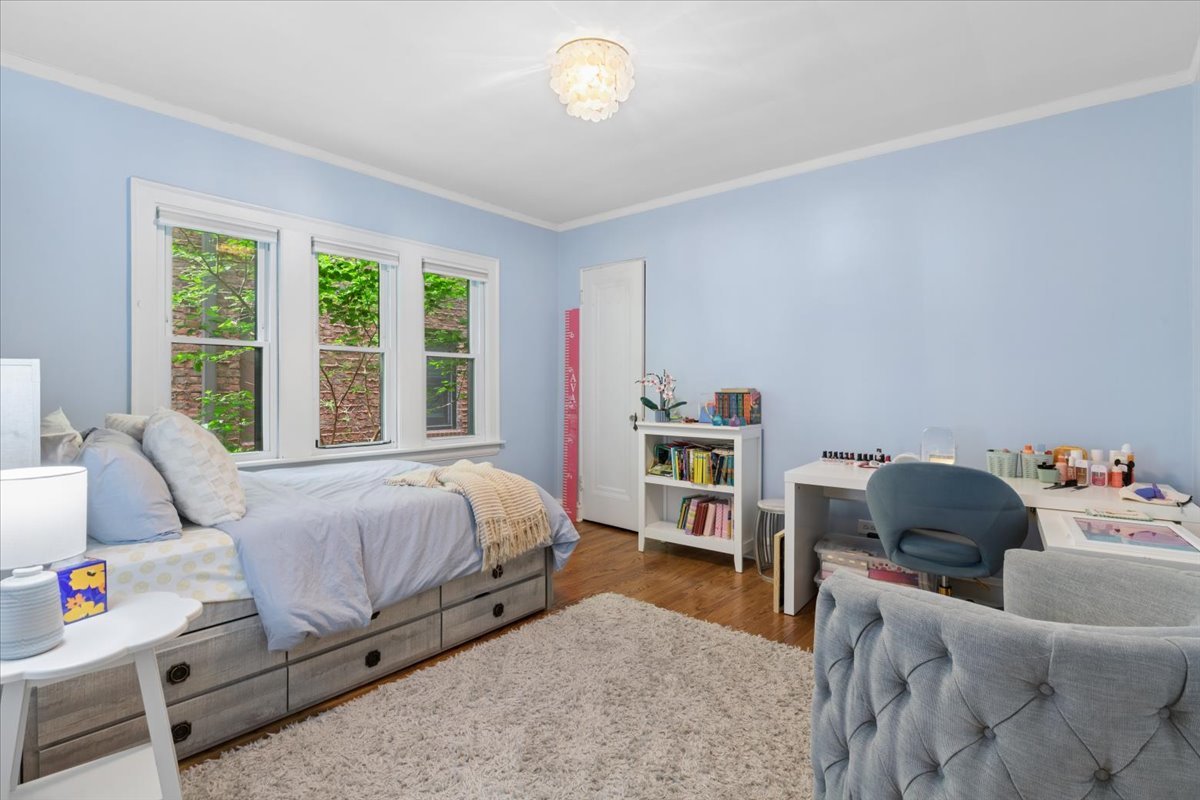 5941 N Knox Avenue, Chicago, IL 60646