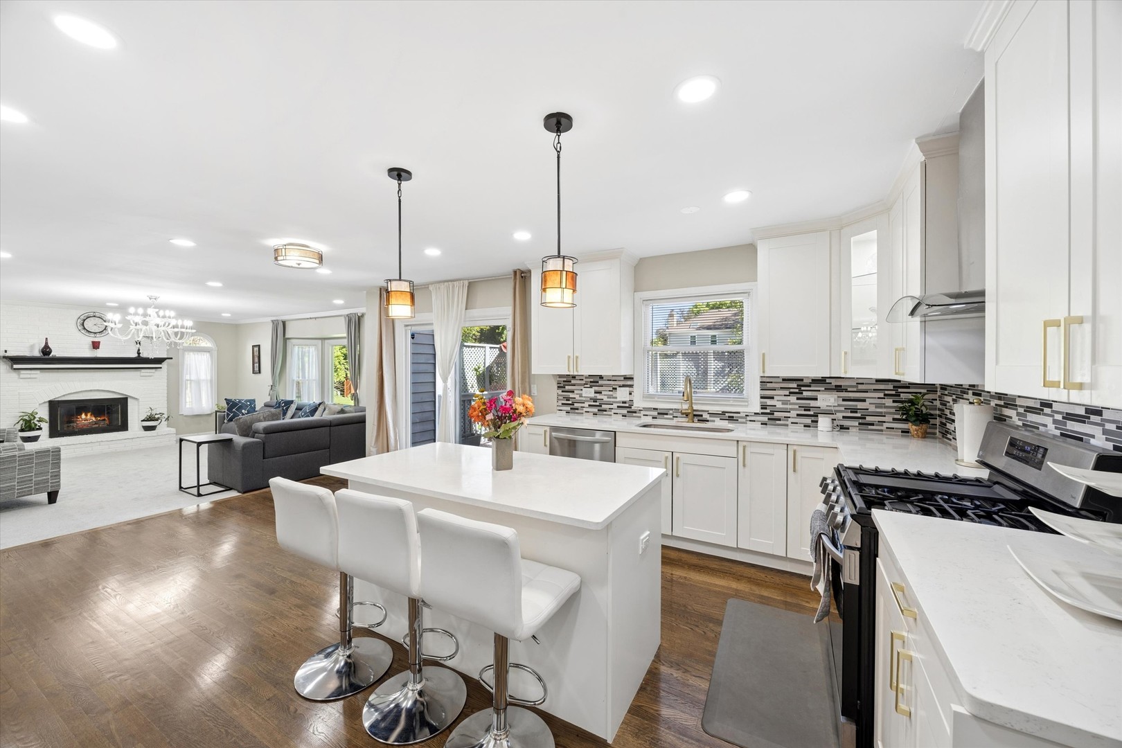 1524 Oswego Road, Naperville, IL 60540