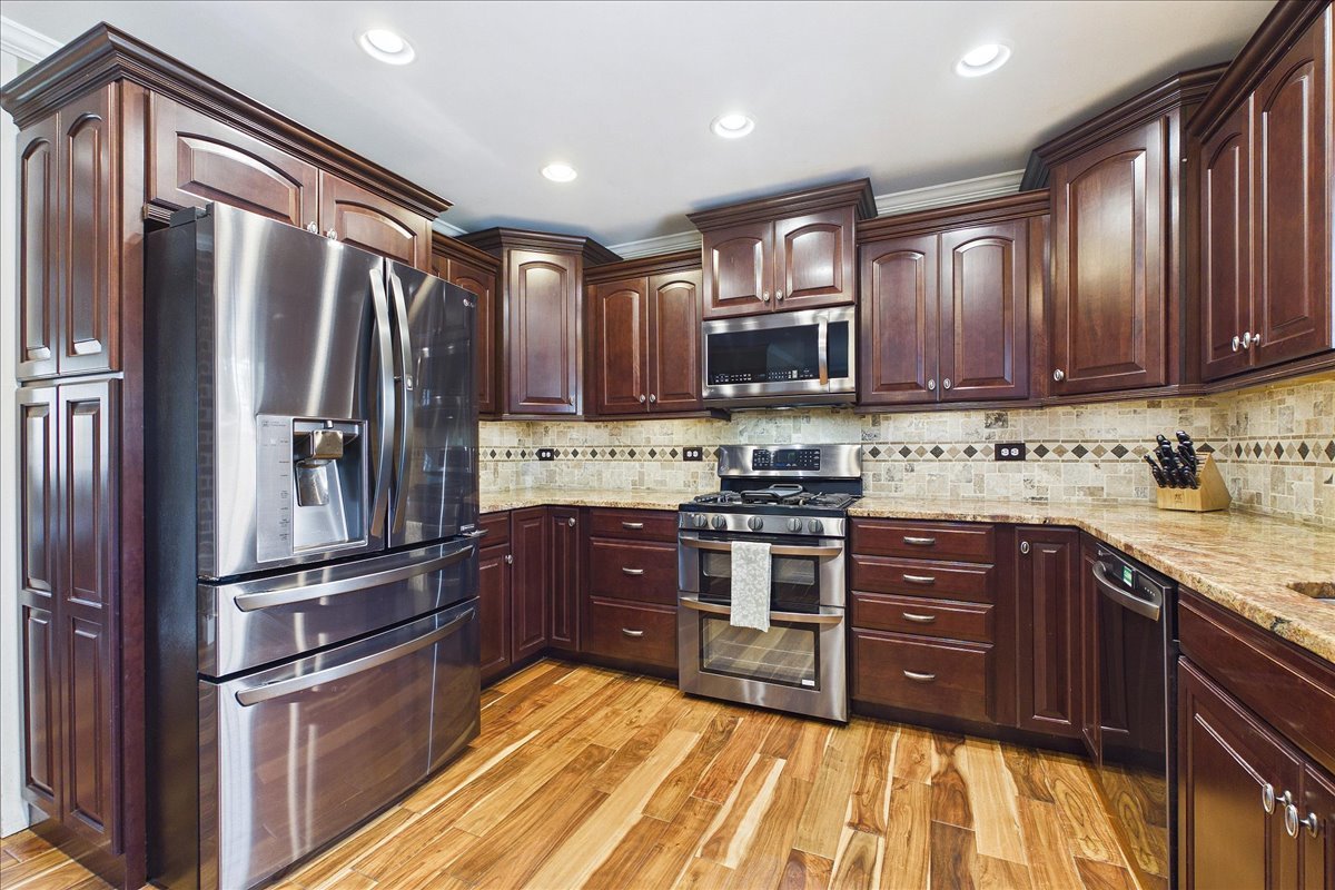 816 Belle Plaine Avenue, Gurnee, IL 60031