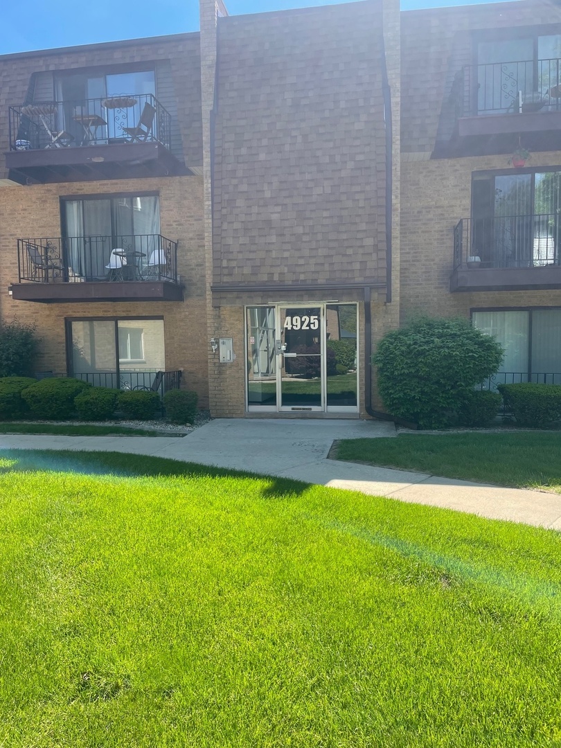 4925 W 109th Street #102, Oak Lawn, IL 60453