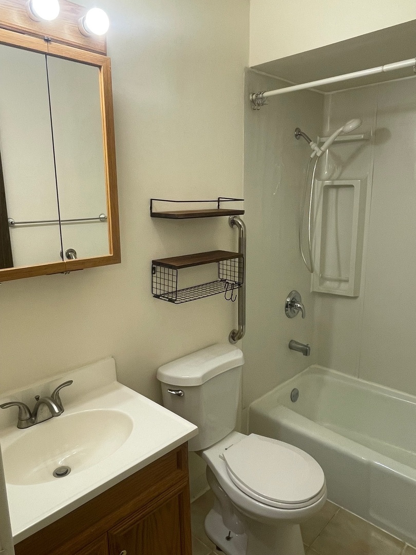 4925 W 109th Street #102, Oak Lawn, IL 60453