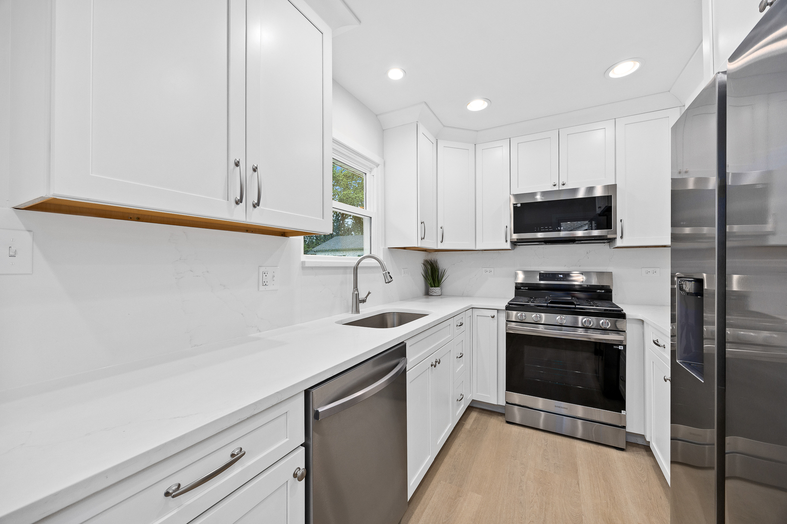 6214 Pershing Avenue, Downers Grove, IL 60516