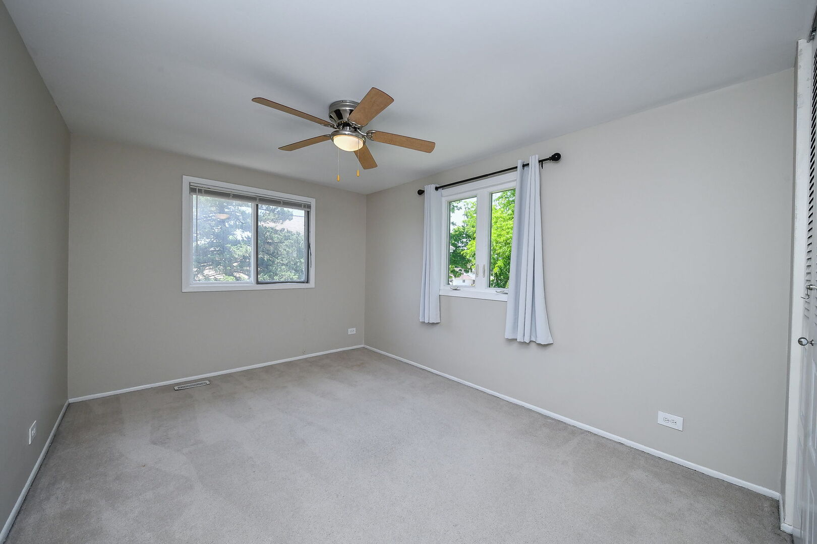1696 Darwin Court, Wheaton, IL 60189