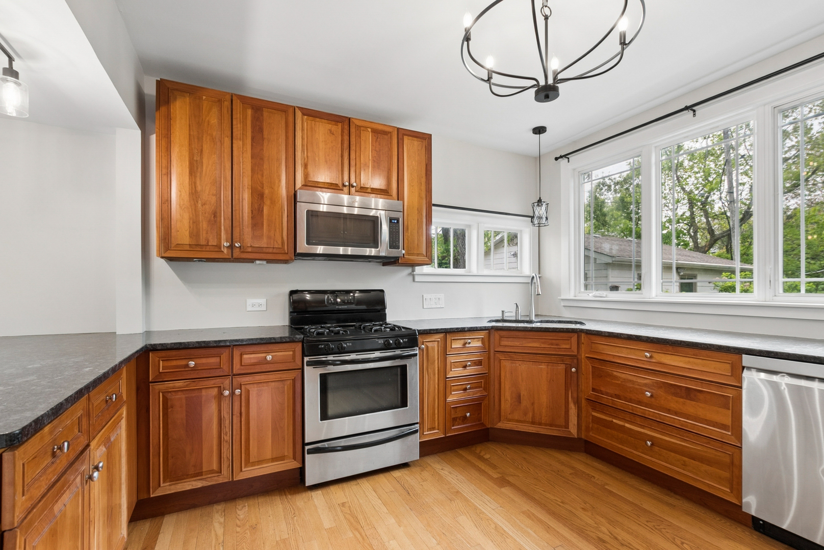 634 E 5th Avenue, Naperville, IL 60563