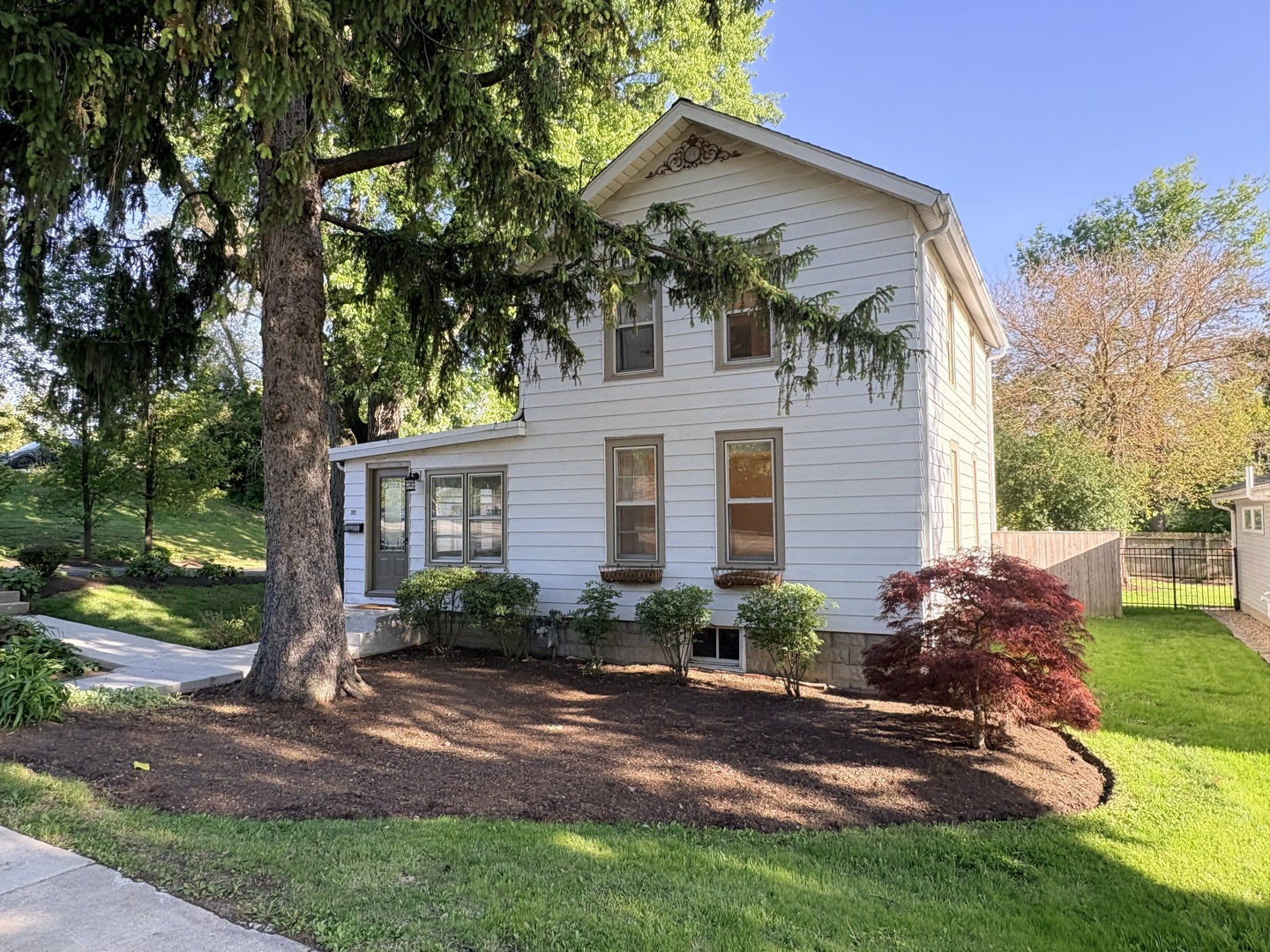 634 E 5th Avenue, Naperville, IL 60563