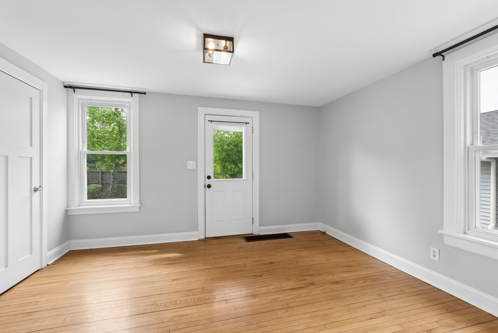 634 E 5th Avenue, Naperville, IL 60563