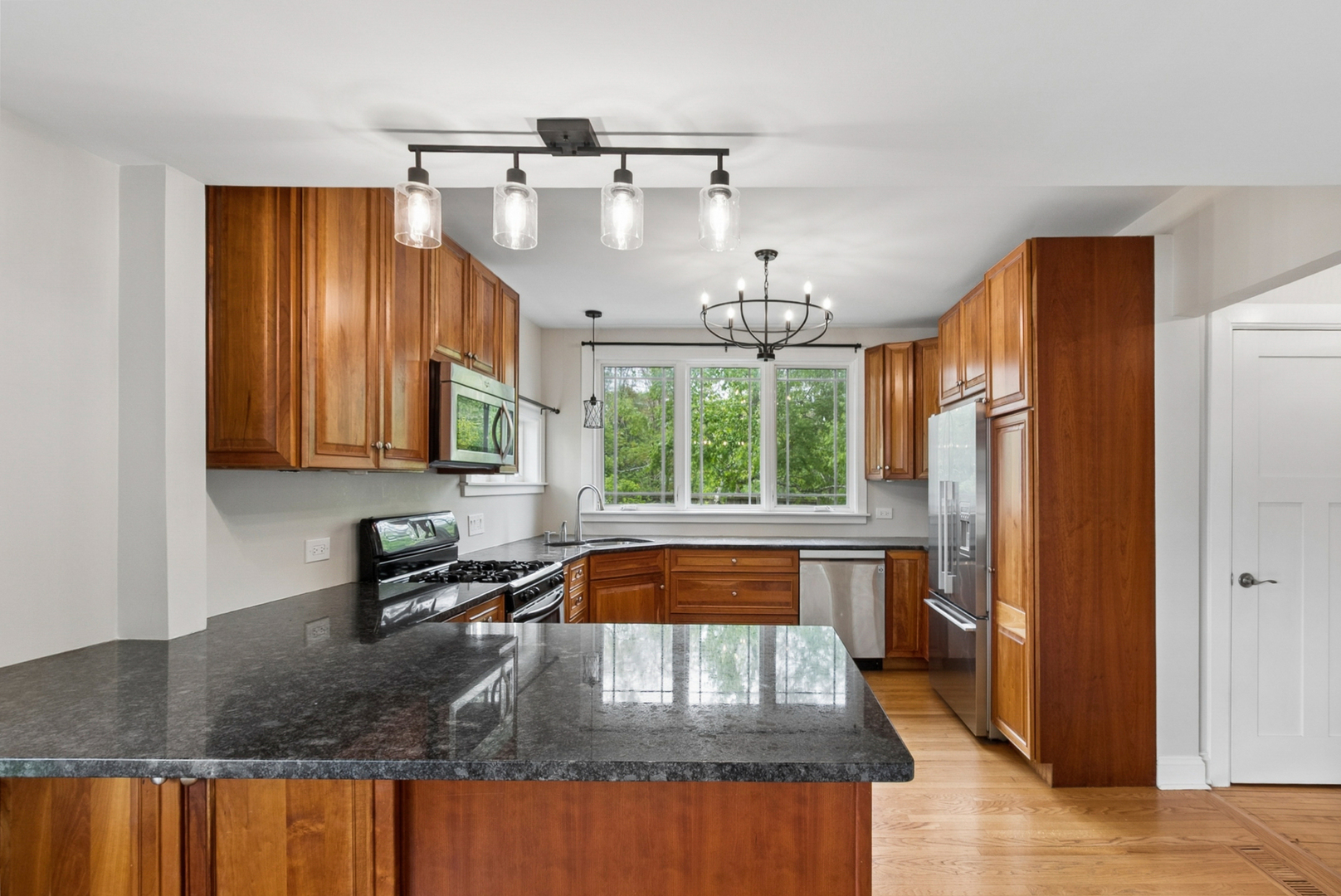634 E 5th Avenue, Naperville, IL 60563