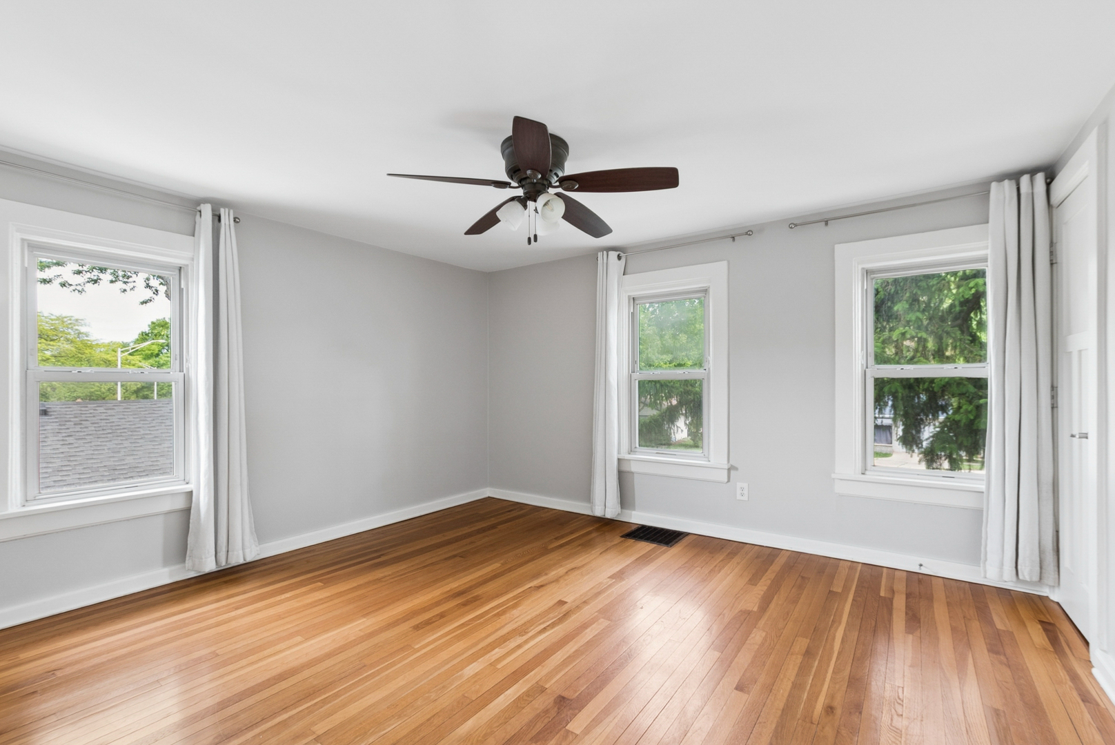 634 E 5th Avenue, Naperville, IL 60563